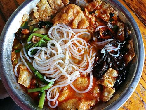 明星螺蛳粉嗦粉,美食与名流的跨界碰撞