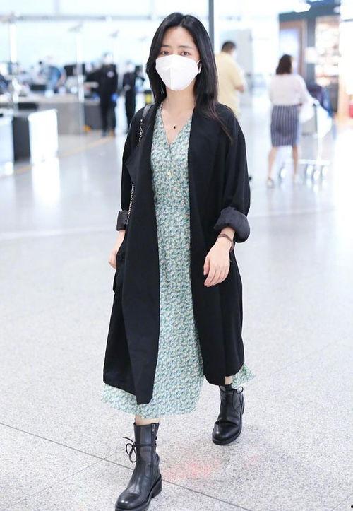 学生网红碎花裙图片,学生网红演绎时尚碎花裙