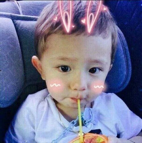 网红的小男孩图片,网红小男孩的萌态瞬间