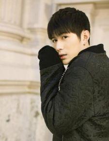 男明星拍照张嘴